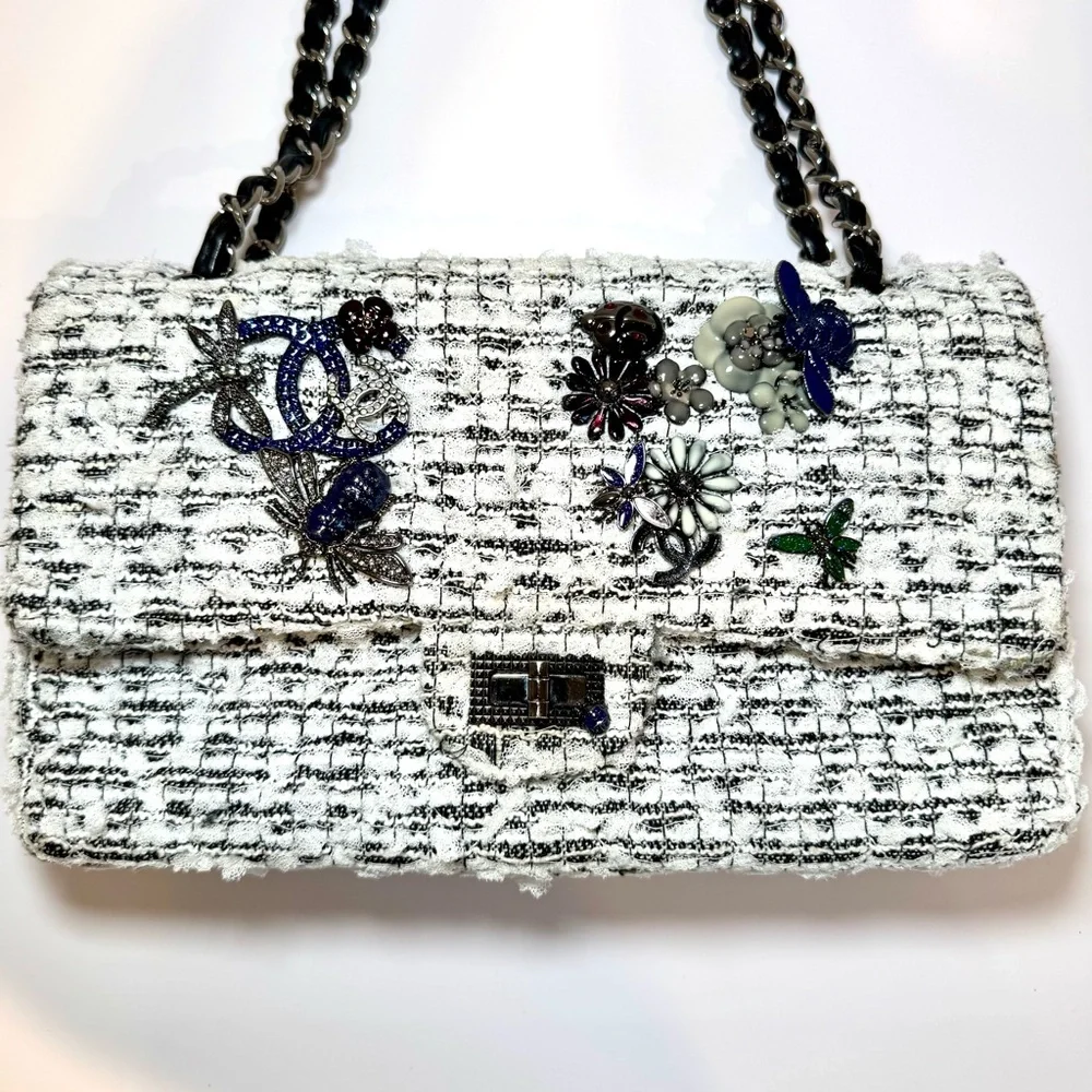 Rare Chanel 2.55 Garden Party CC Logo Charms Flap Bag In White & Black Tweed - Picture 2 of 16